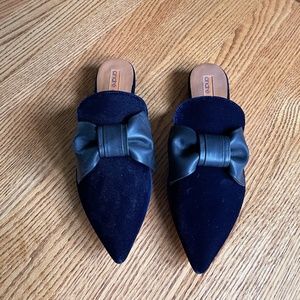 Andre Assuous, Size 8,  Navy/Black